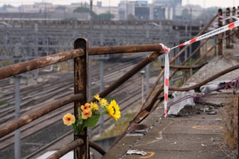 Ein Strauß Plastikblumen ist nahe der Unfallstelle angebracht: Die Staatsanwaltschaft ermittelt nun in dem Fall des Busunglücks in Venedig.