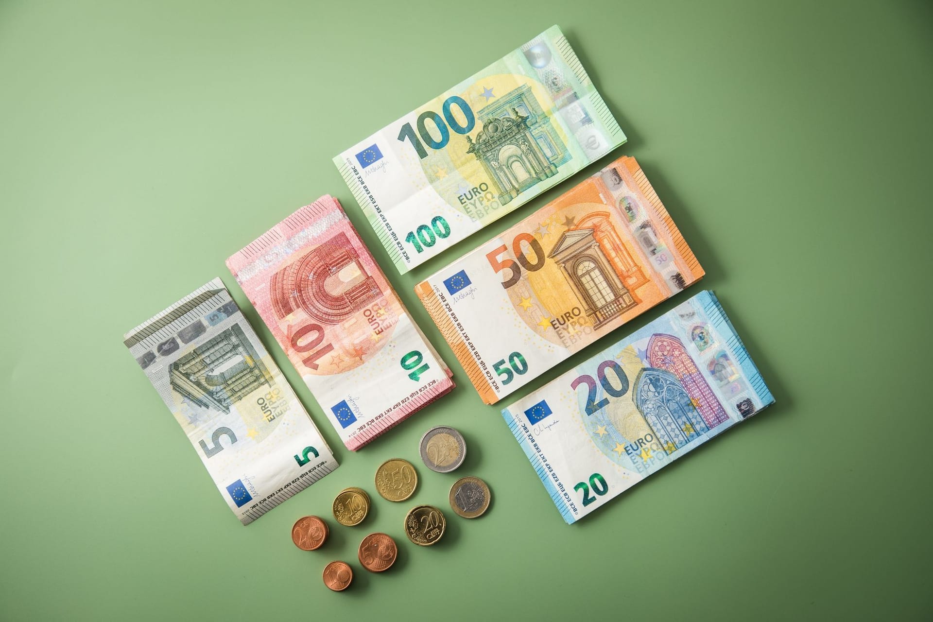 Geldscheine liegen nebeneinander Geldscheine liegen nebeneinander