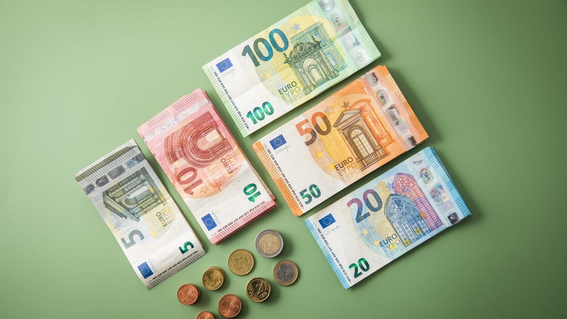 Geldscheine liegen nebeneinander Geldscheine liegen nebeneinander