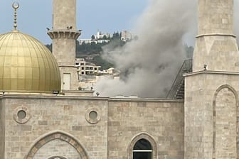 Rauchwolken über der Kadyrow-Moschee in der Nähe von Jerusalem: Das Bild teilte das israelische Außenministerium.