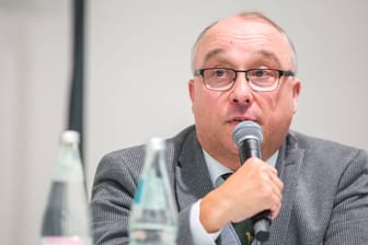 Jens Maier (Archivbild): Der ehemalige AfD-Bundestagsabgeordnete darf nicht mehr als Richter arbeiten.