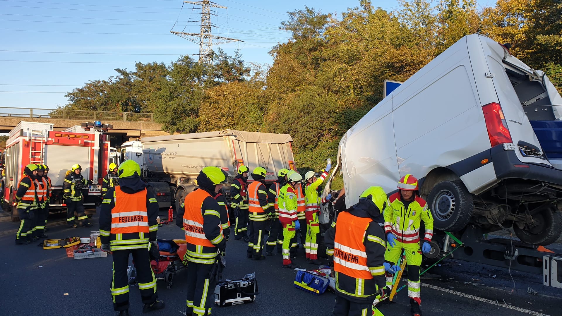 Der Fahrer des Kleintransporters wurde in seinem Wagen eingeklemmt. Der Fahrer des Kleintransporters wurde in seinem Wagen eingeklemmt.