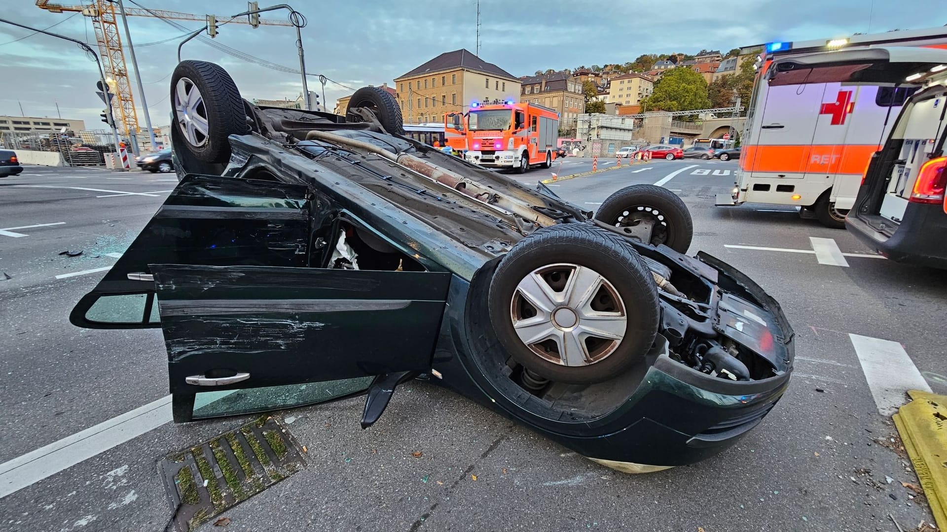 Auto überschlägt sich in Stuttgarter Zentrum Auto überschlägt sich in Stuttgarter Zentrum