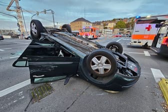 Auto überschlägt sich in Stuttgarter Zentrum