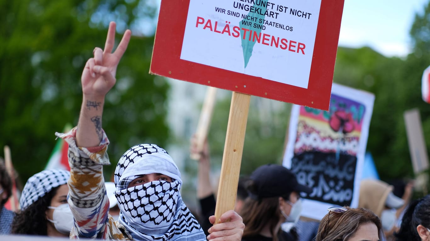 Pro-palästinensische Demonstration anlässlich der kriegerischen Auseinandersetzungen in Gaza zieht durch den Berliner Stadtteil Kreuzberg.