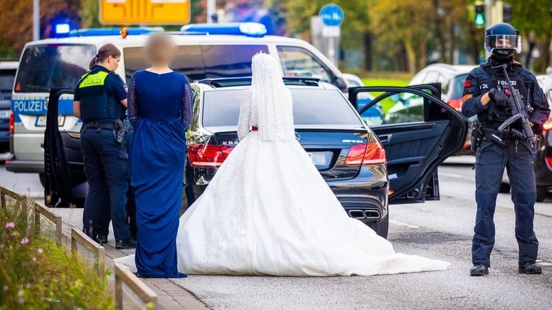 Hannover: Polizisten kontrollieren Teilnehmer eines Hochzeitskorsos und ihre Fahrzeuge. Hannover: Polizisten kontrollieren Teilnehmer eines Hochzeitskorsos und ihre Fahrzeuge.