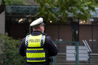 Ein Polizist vor der Hamburger Synagoge in der Hohen Weide am Tag nach dem Anschlag auf einen jüdischen Studenten im Jahr 2020 (Archivbild): Derzeit werden jüdische Einrichtungen wieder verstärkt von der Polizei geschützt.
