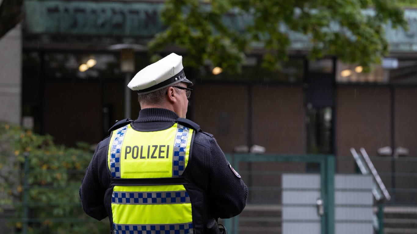 Ein Polizist vor der Hamburger Synagoge in der Hohen Weide am Tag nach dem Anschlag auf einen jüdischen Studenten im Jahr 2020 (Archivbild): Derzeit werden jüdische Einrichtungen wieder verstärkt von der Polizei geschützt.