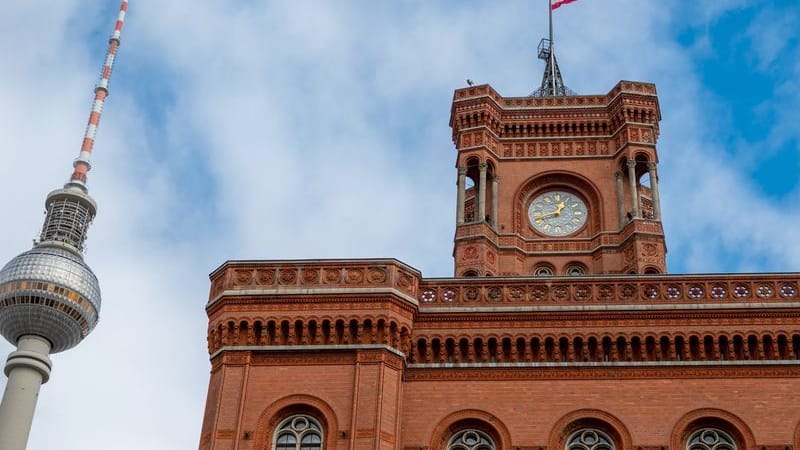 Berlin: Unbekannte rissen eine Israel-Flagge vor dem Berliner Rathaus vom Mast herunter. Berlin: Unbekannte rissen eine Israel-Flagge vor dem Berliner Rathaus vom Mast herunter.