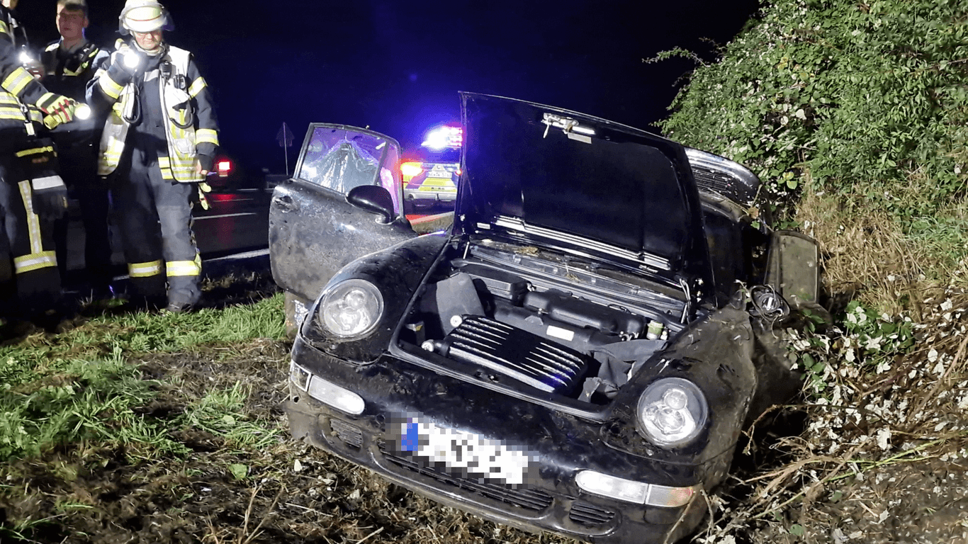 Schwerer Porsche-Crash bei Hagen: Der Kölner Fahrer kam offenbar unverletzt davon.