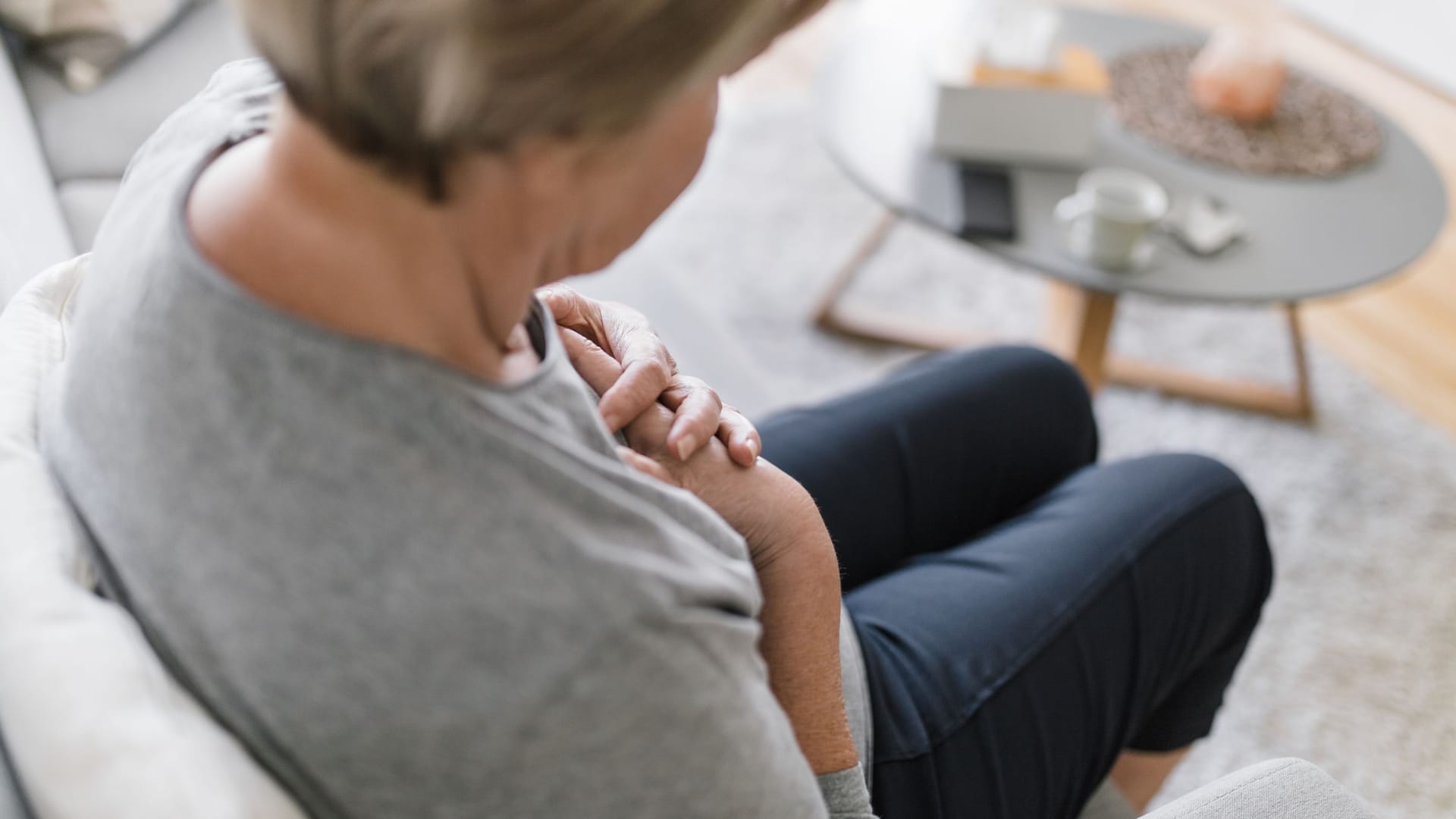 Schmerzen, Druck und Brennen in der Brust können Hinweise auf ein akutes Koronarsyndrom sein.