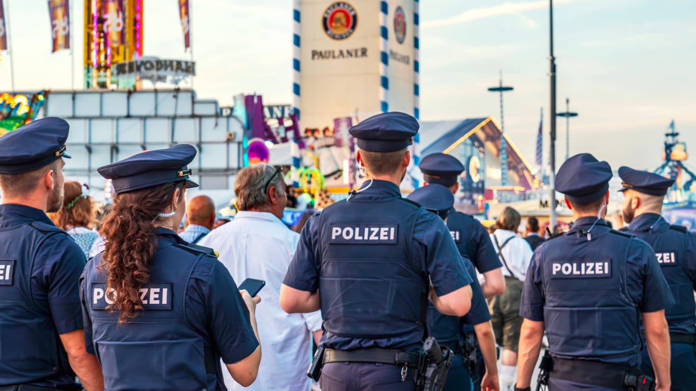 Polizisten auf dem Münchner Oktoberfest (Symbolbild): Der Tweet entwickelte sich zum klassischen Eigentor.
