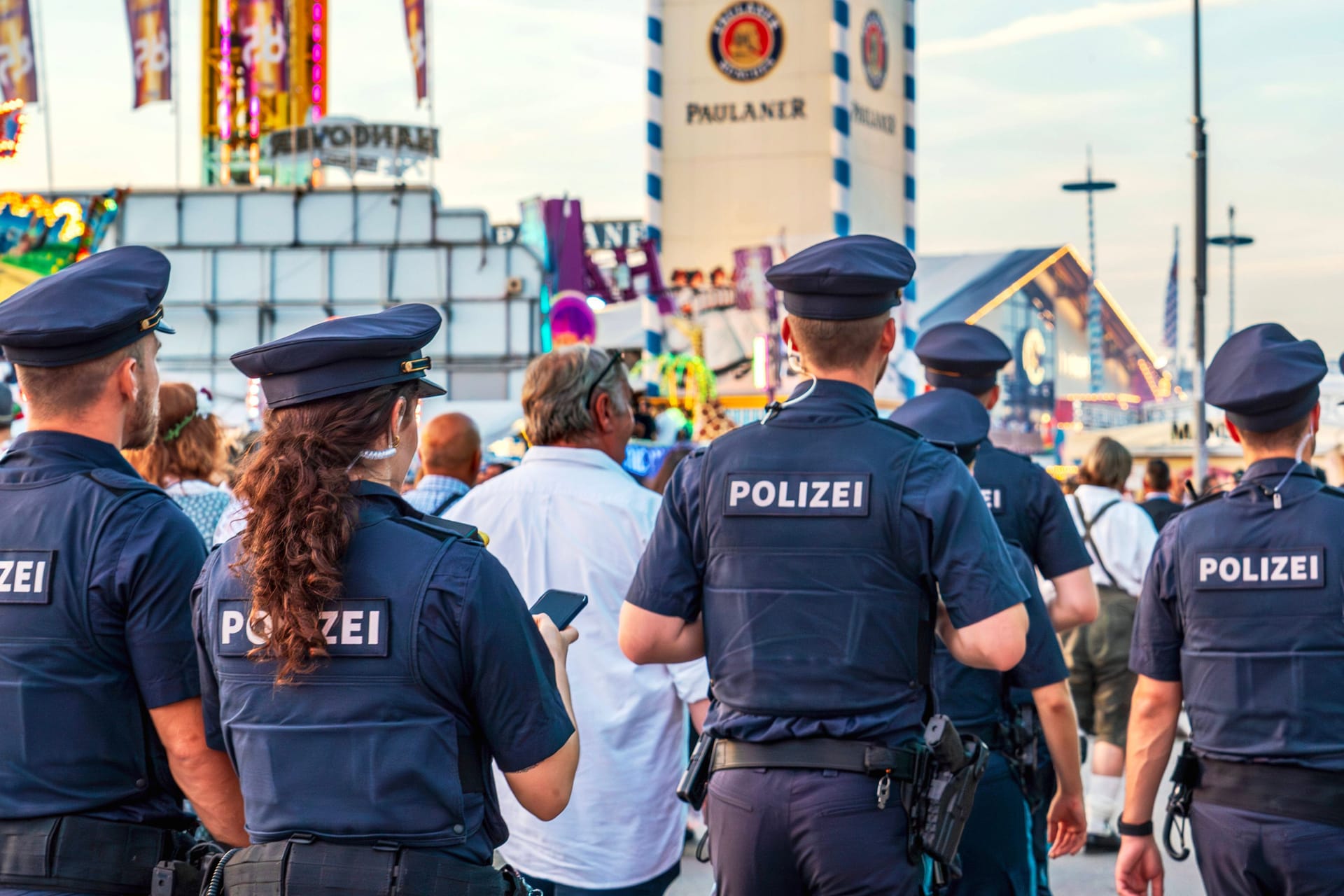 Polizisten auf dem Münchner Oktoberfest (Symbolbild): Der Tweet entwickelte sich zum klassischen Eigentor.
