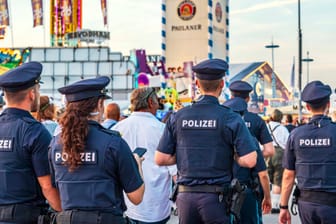 Polizisten auf dem Münchner Oktoberfest (Symbolbild): Der Tweet entwickelte sich zum klassischen Eigentor.
