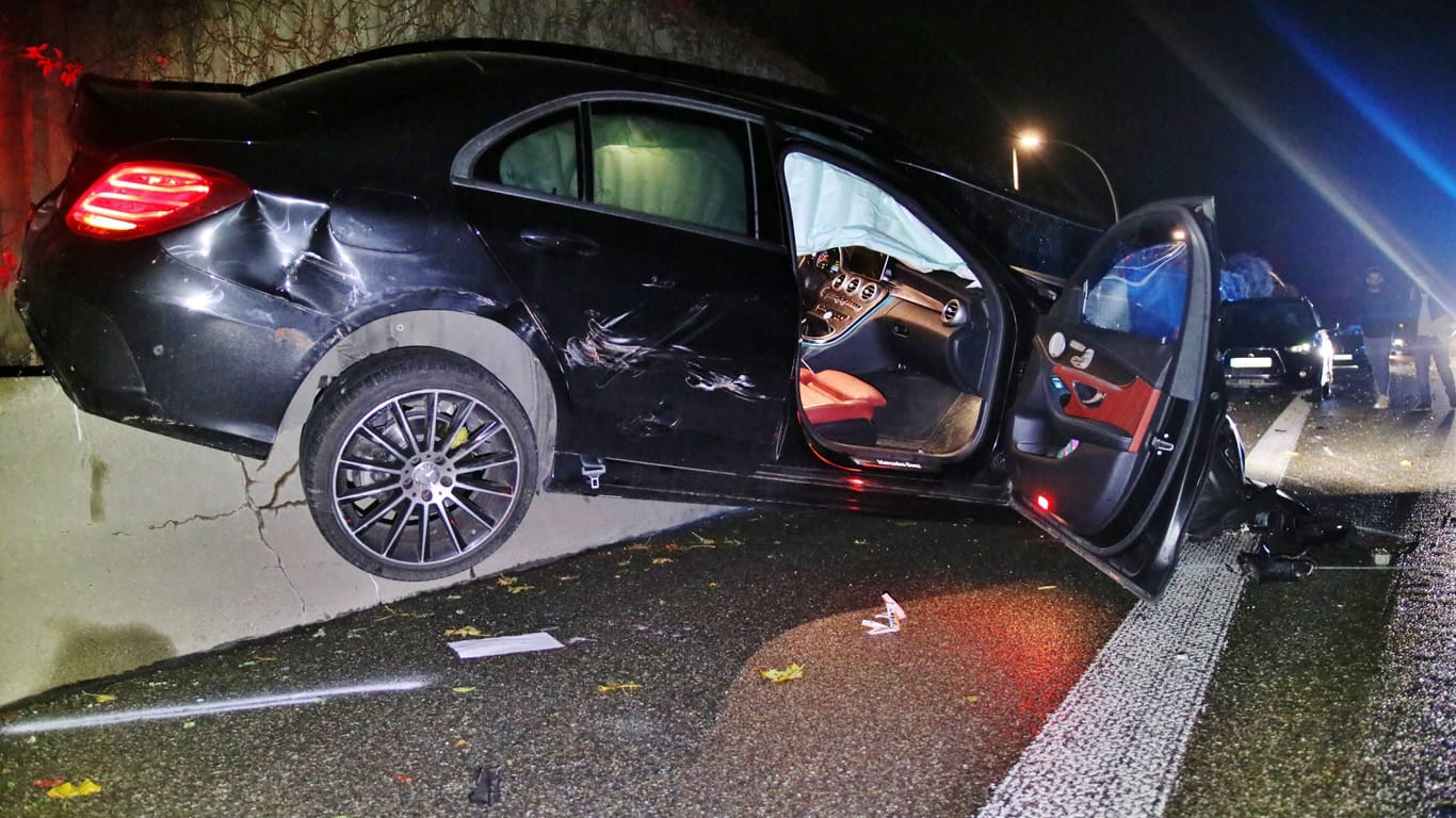 Unfall auf der B29 zwischen Weinstadt und Remshalden: Der Fahrer dieses Mercedes ist wohl zu schnell unterwegs gewesen und hat den Unfall mit fünf Verletzten verursacht.