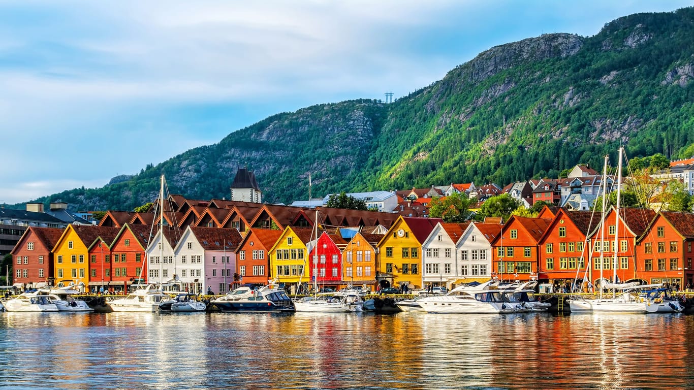 Bergen: Hier gibt es Skandinavien pur mit bunten Häusern, Bergen und Meer.