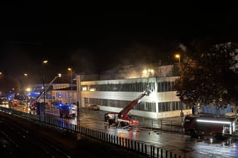 Feuer in Reutlingen: In der Werkstatt eines Autohauses brach ein Brand aus – die Feuerwehr rückte mit einem Großaufgebot an.