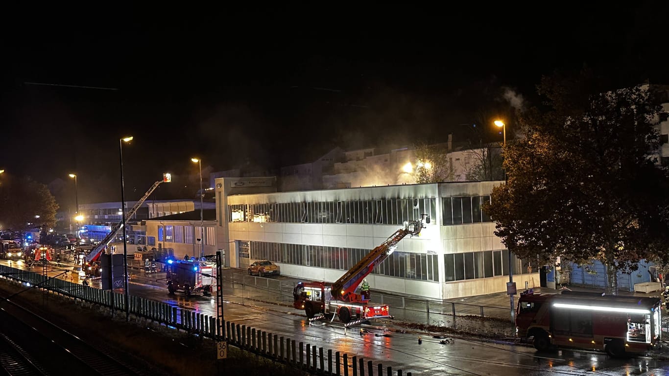 Feuer in Reutlingen: In der Werkstatt eines Autohauses brach ein Brand aus – die Feuerwehr rückte mit einem Großaufgebot an.