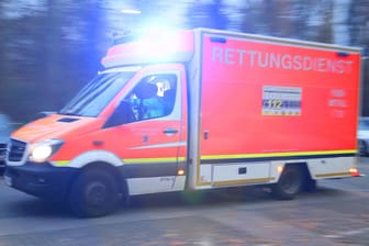 Ein Rettungswagen im Einsatz (Archivbild): In Elstal gab es einen Polizeieinsatz an einer Schule.