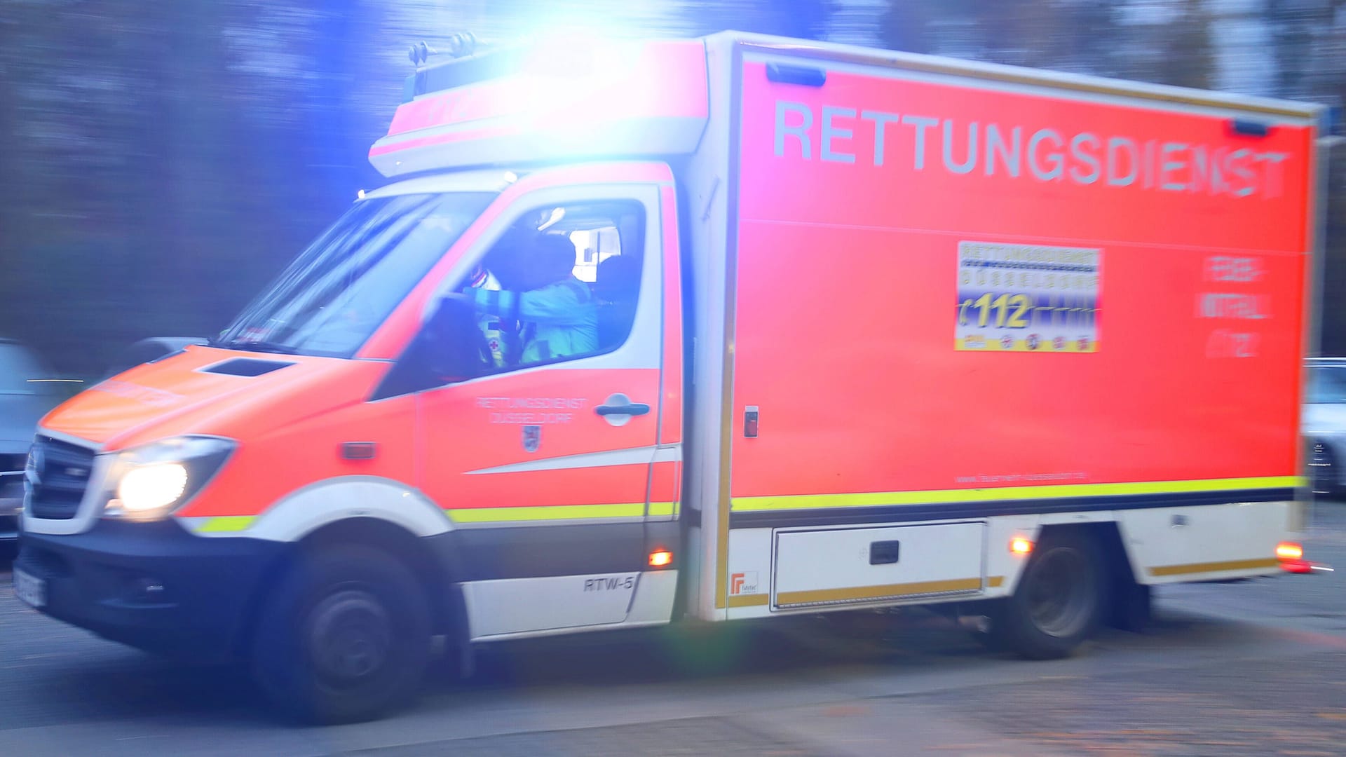 Ein Rettungswagen im Einsatz (Archivbild): In Elstal gab es einen Polizeieinsatz an einer Schule.