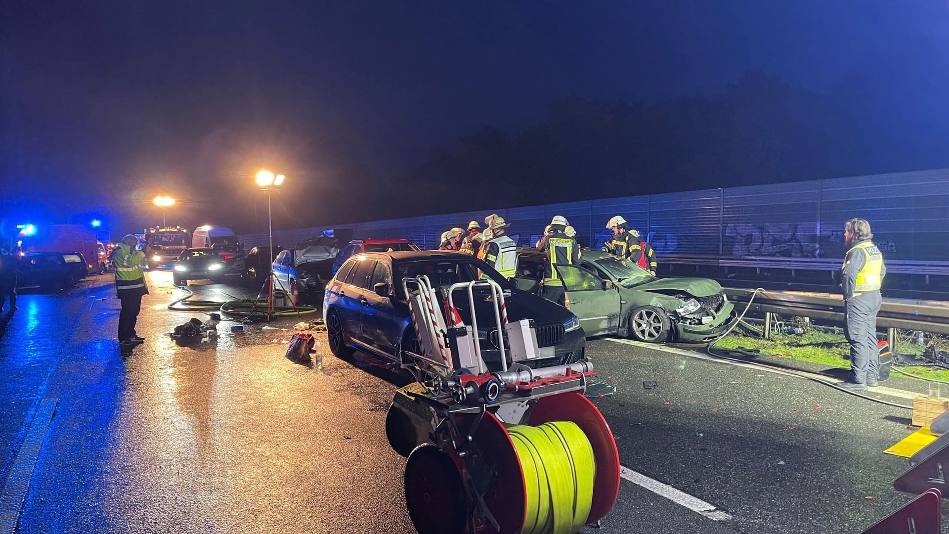 Unfall mit mehreren Fahrzeuge auf A2 bei Bielefeld Unfall mit mehreren Fahrzeuge auf A2 bei Bielefeld