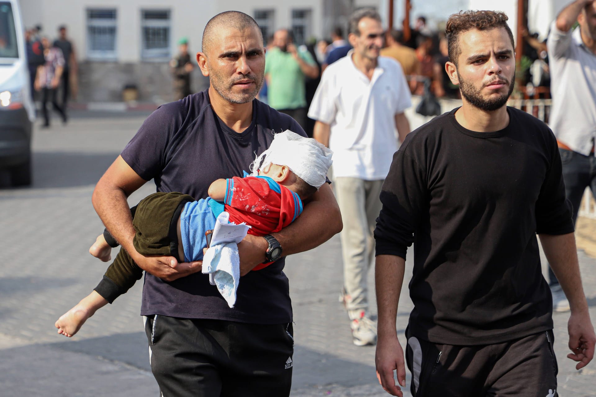 Ein Mann trägt ein verletztes Kind in ein Krankenhaus in Gaza: Bei israelischem Beschuss sind hunderte Menschen gestorben und Tausende verletzt.