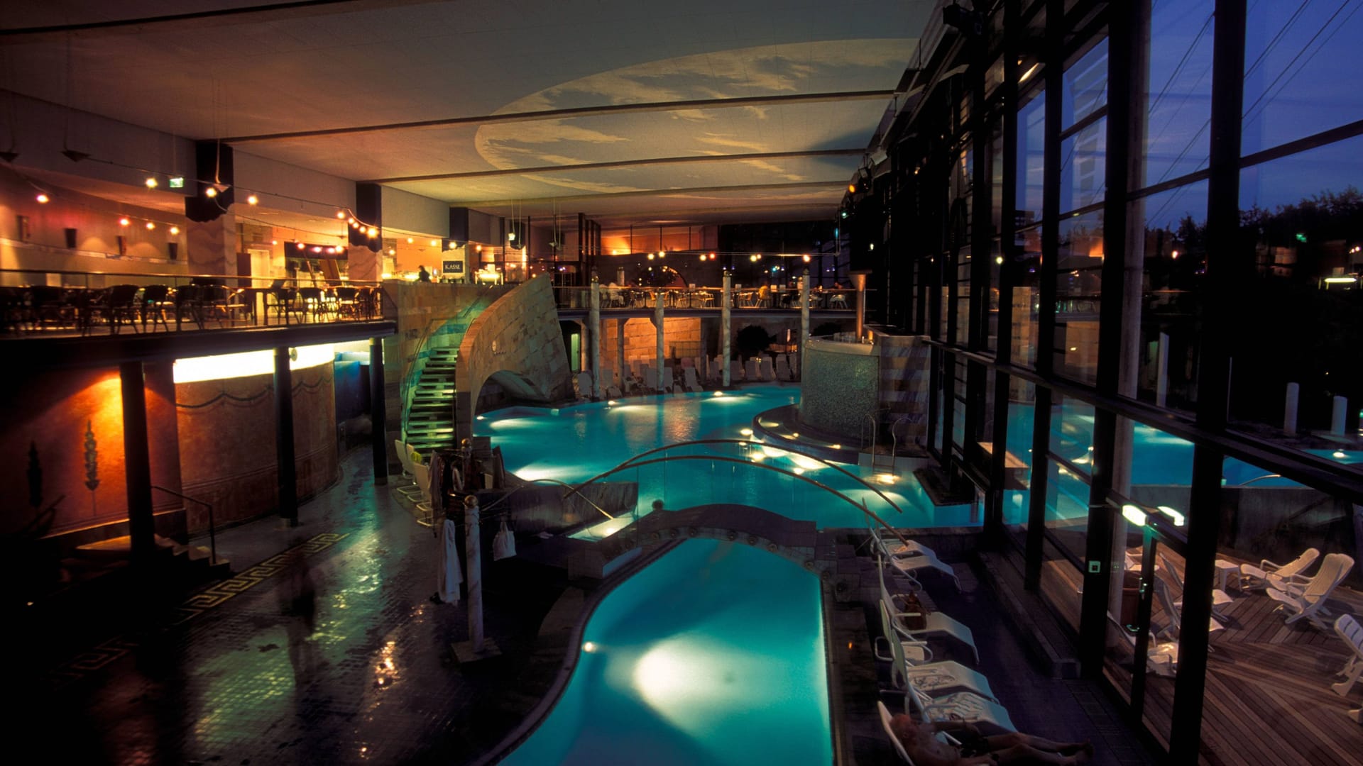 Beleuchtetes Thermalbad Claudius-Therme in Köln.