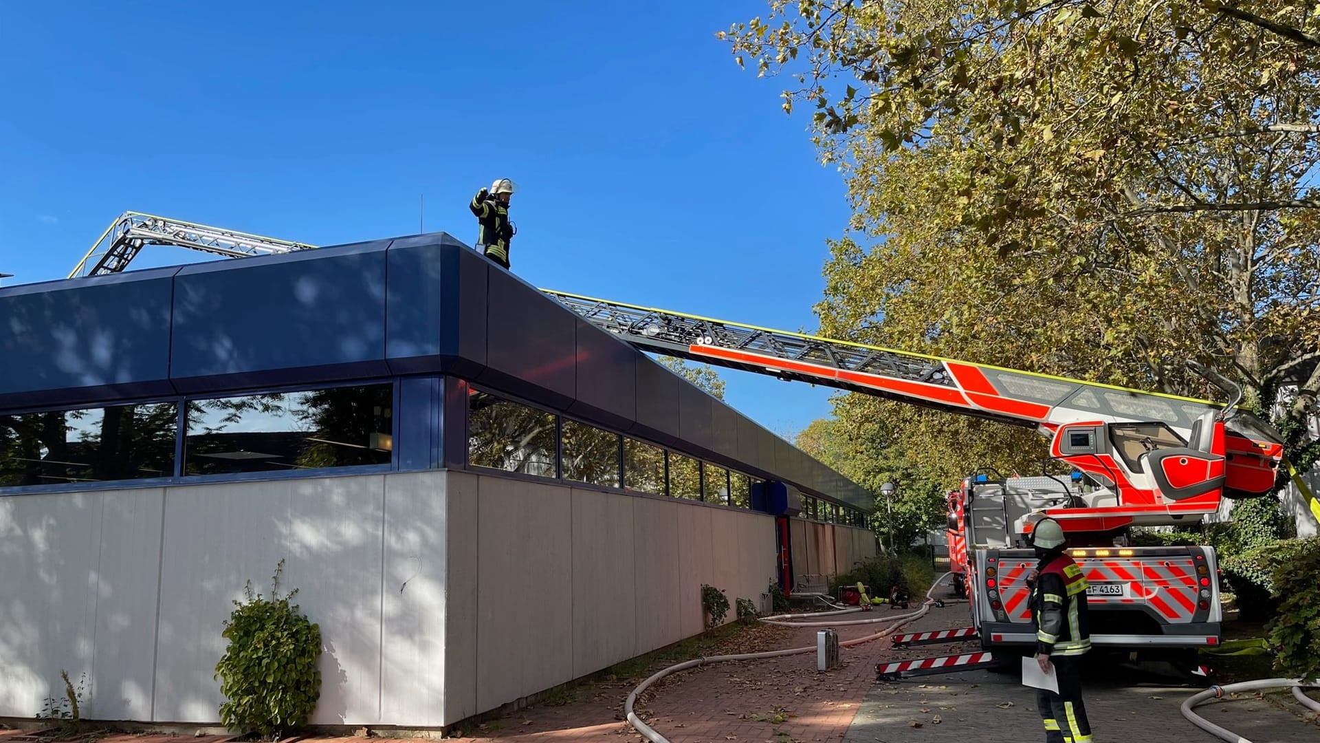 Die Feuerwehr bekämpfte den Brand in der Sauna auch über das Dach.