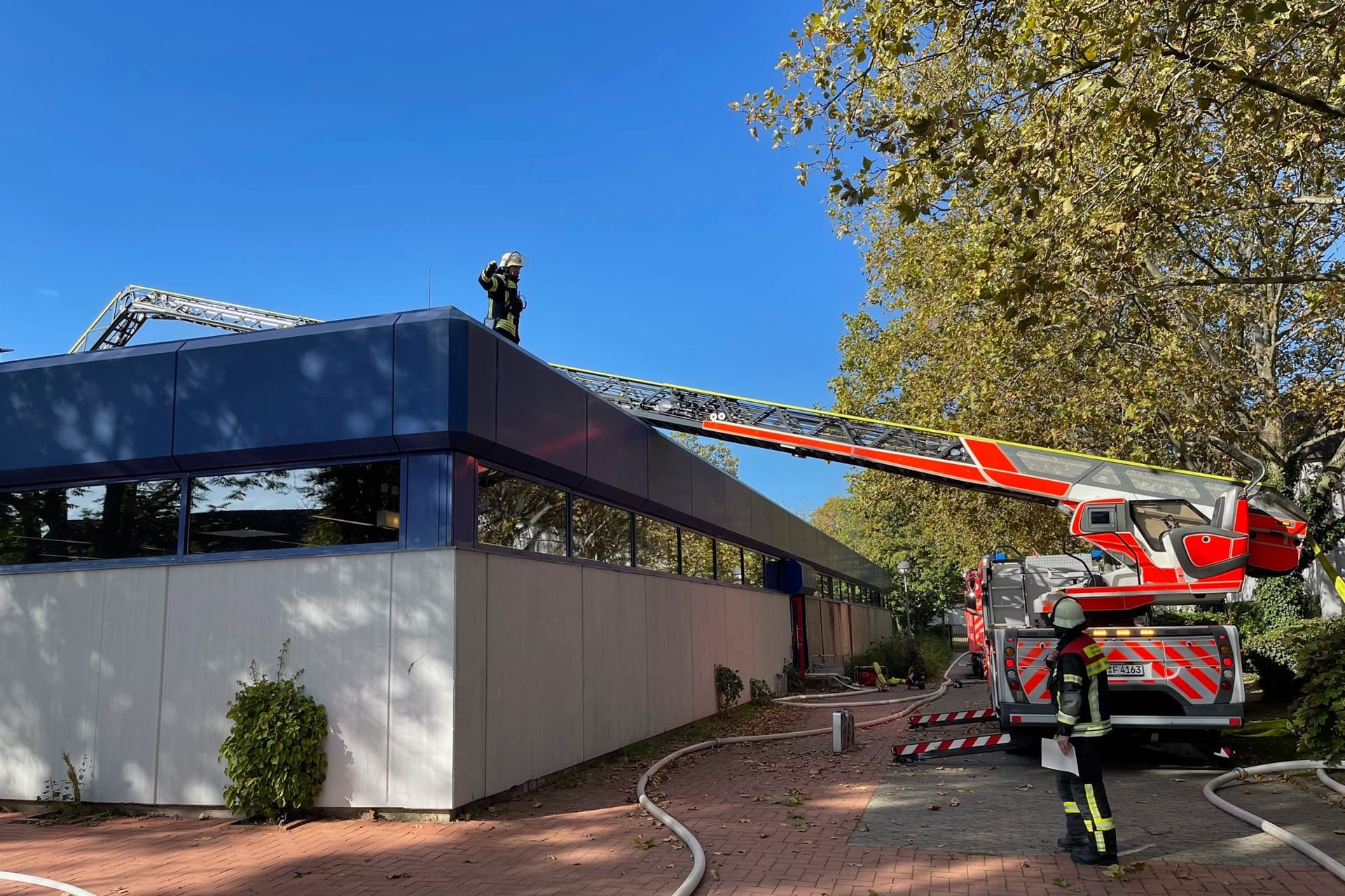 Die Feuerwehr bekämpfte den Brand in der Sauna auch über das Dach.