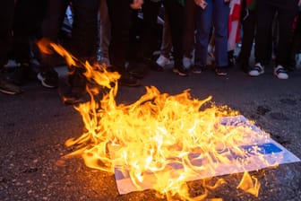 Eine brennende Israelfahne in den Straßen von Beirut (Libanon): Islamisten im Nahen Osten sind durch den Antisemitismus geeint.