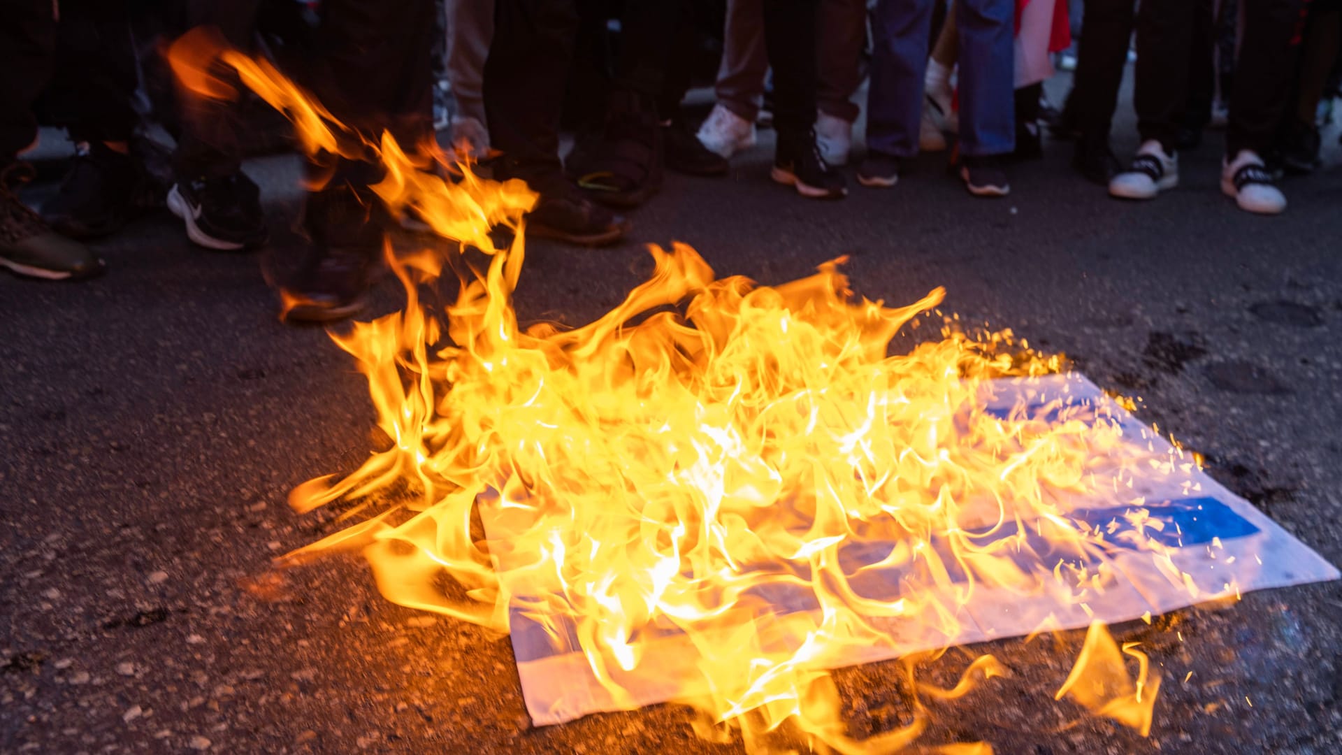 Eine brennende Israelfahne in den Straßen von Beirut (Libanon): Islamisten im Nahen Osten sind durch den Antisemitismus geeint.