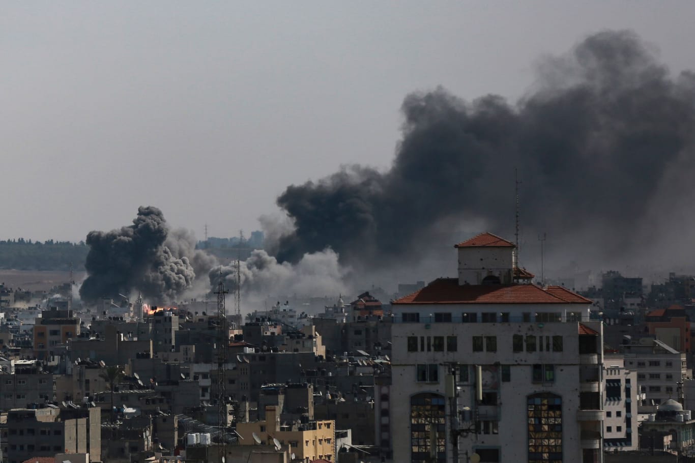 Rauch in Gaza-Stadt: Israel will seine Raketenangriffe verstärken.