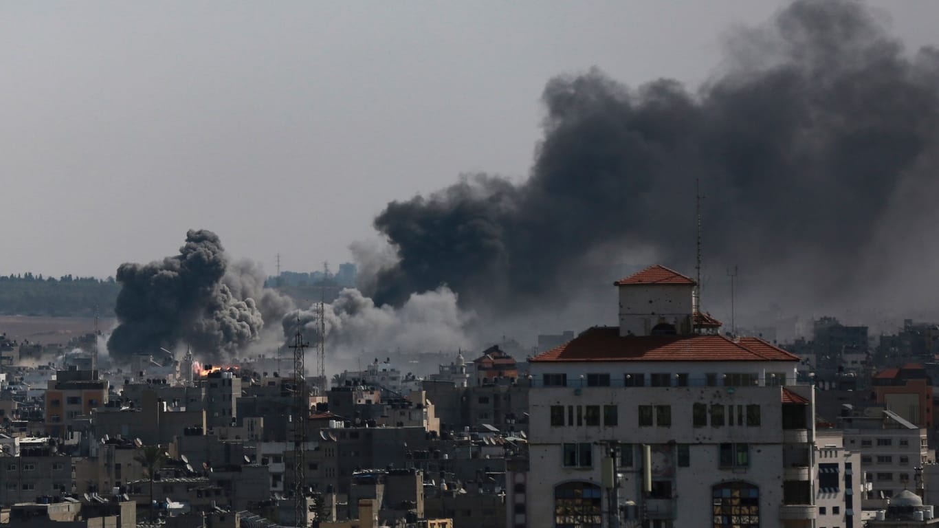 Rauch in Gaza-Stadt: Israel will seine Raketenangriffe verstärken.