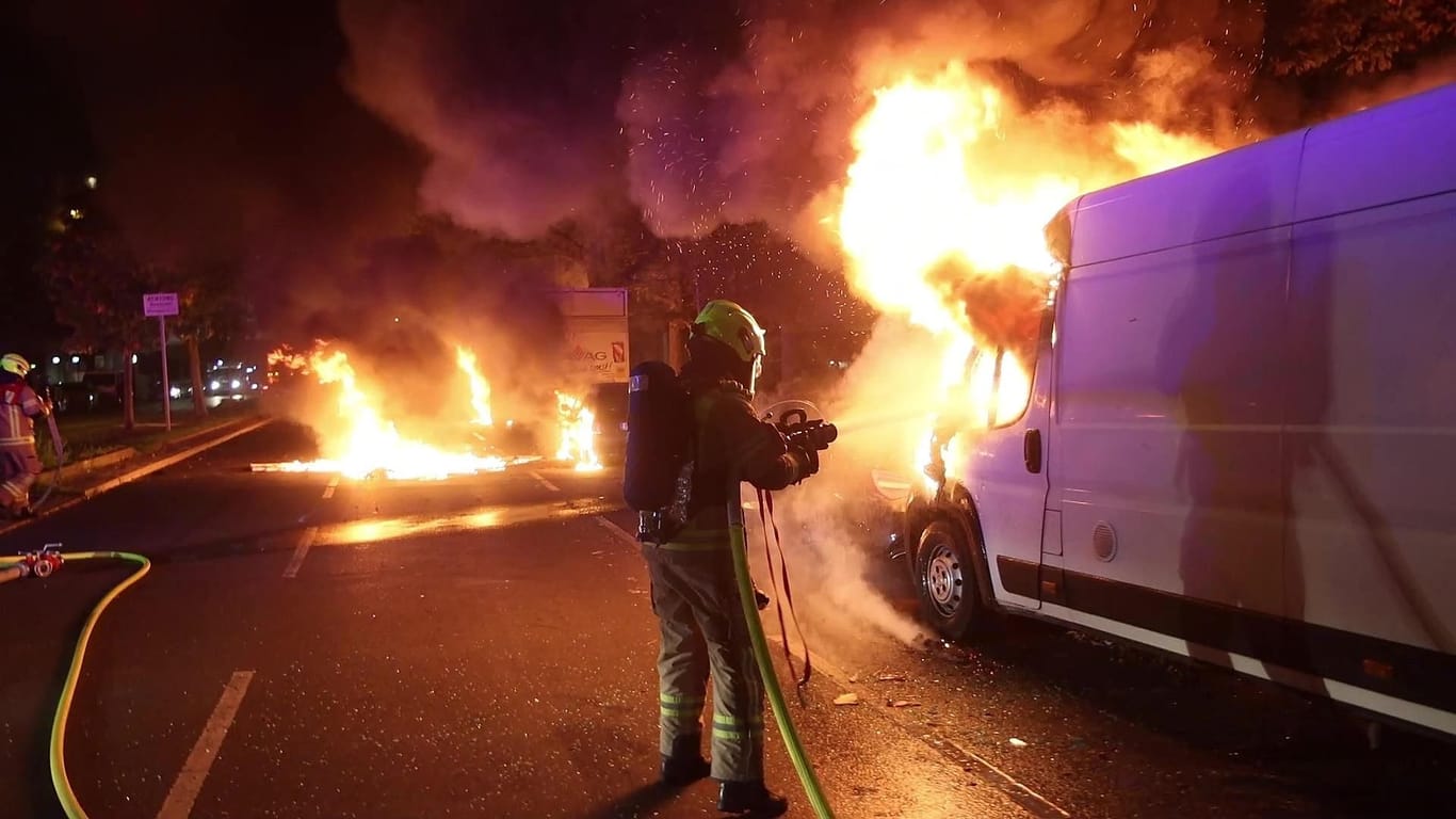 Ein Feuerwehrmann löscht die brennenden Autos in Neukölln in der Nacht zu Donnerstag.