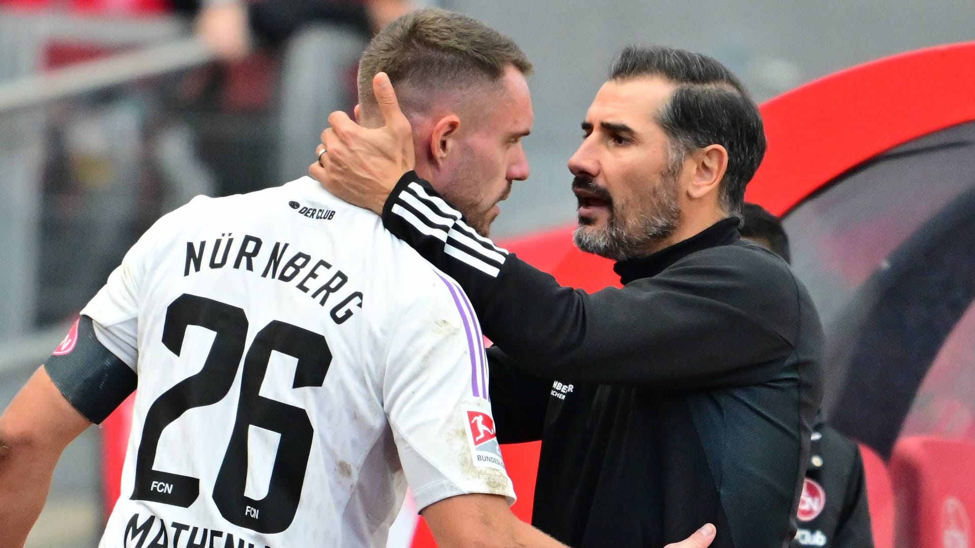 Keeper und Coach: FCN-Trainer Christian Fiél spricht beim Heimspiel gegen Hertha BSC mit seinem Torhüter Christian Mathenia.