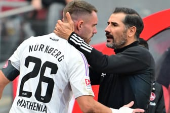 Keeper und Coach: FCN-Trainer Christian Fiél spricht beim Heimspiel gegen Hertha BSC mit seinem Torhüter Christian Mathenia.