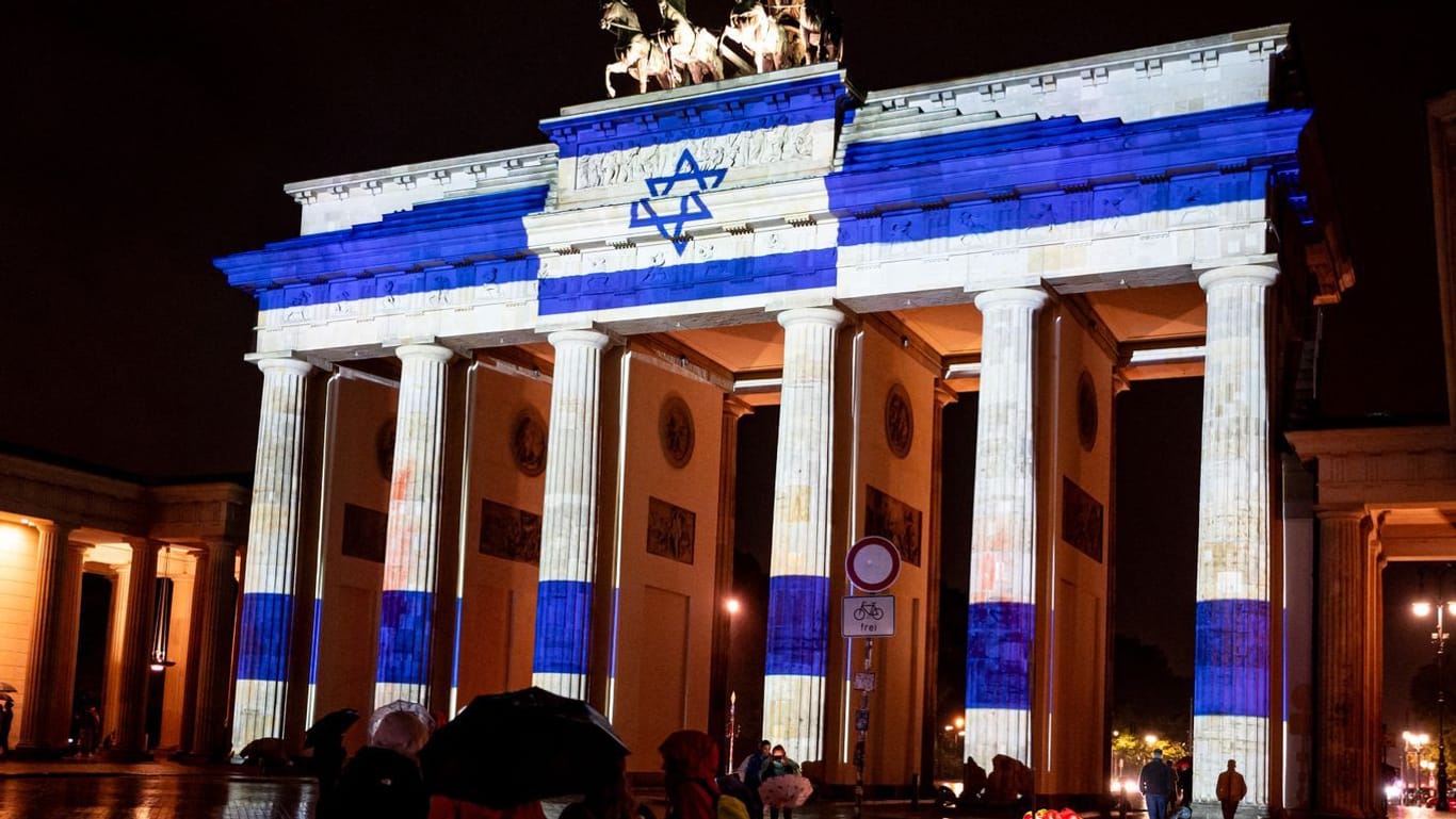 Die Israelische Flagge wird auf das Brandenburger Tor projiziert: Das Land wird seit Samstagmorgen von der Hamas angegriffen.