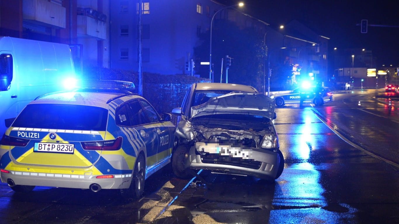 Fluchtauto in Bamberg: Mit vereinten Kräften konnte die Polizei den 50-Jährigen stoppen.