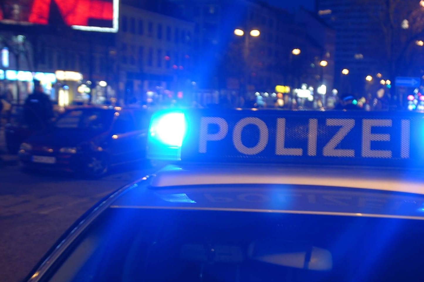 Blaulicht (Symbolbild): Eine Polizistin wurde bei dem Einsatz leicht verletzt.