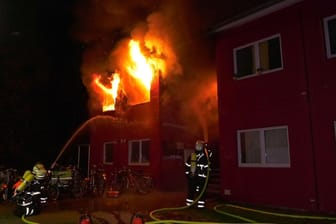 Die Feuerwehr ist in der Nacht zu Dienstag nach Hamburg Bahrenfeld gerufen worden: In der dortigen Flüchtlingsunterkunft hat ein Wohncontainerblock gebrannt.