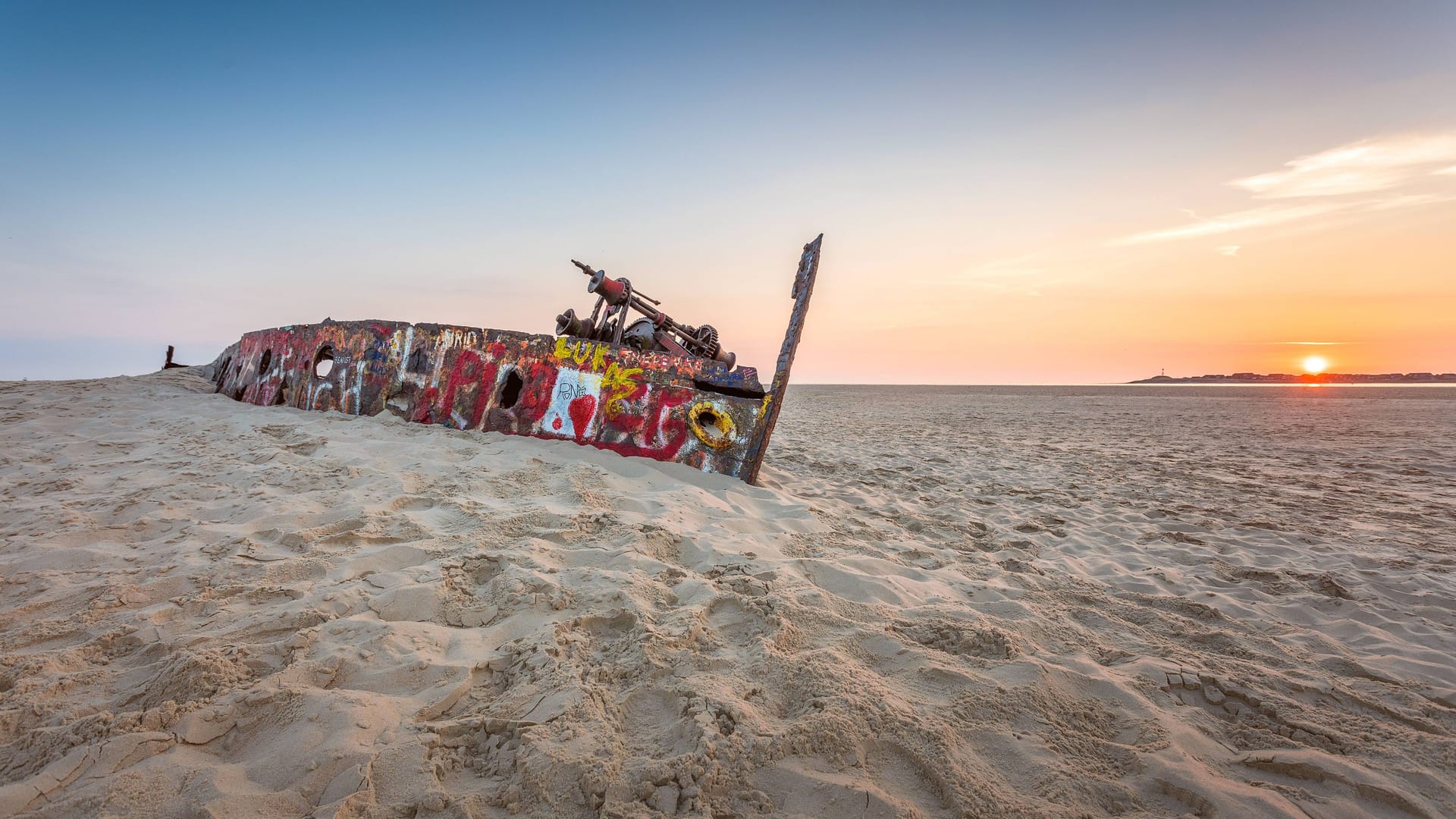 Das Wrack an der Ostspitze von Norderney: An dem beliebten Fotomotiv toben sich regelmäßig Graffiti-Künstler aus.