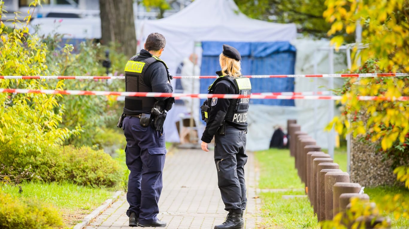 Polizisten sichern den Tatort in Berlin-Köpenick: Auf einem Gehweg ist eine 55-Jährige getötet worden.