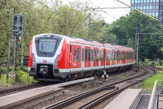 Ein S-Bahn Zug der Hamburger Linie S21 nach Aumühle (Archivfoto): Die Verlängerung der Strecke nach Kaltenkirchen verzögert sich um mehrere Jahre.