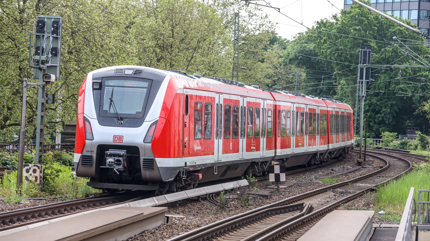 Ein S-Bahn Zug der Hamburger Linie S21 nach Aumühle (Archivfoto): Die Verlängerung der Strecke nach Kaltenkirchen verzögert sich um mehrere Jahre.