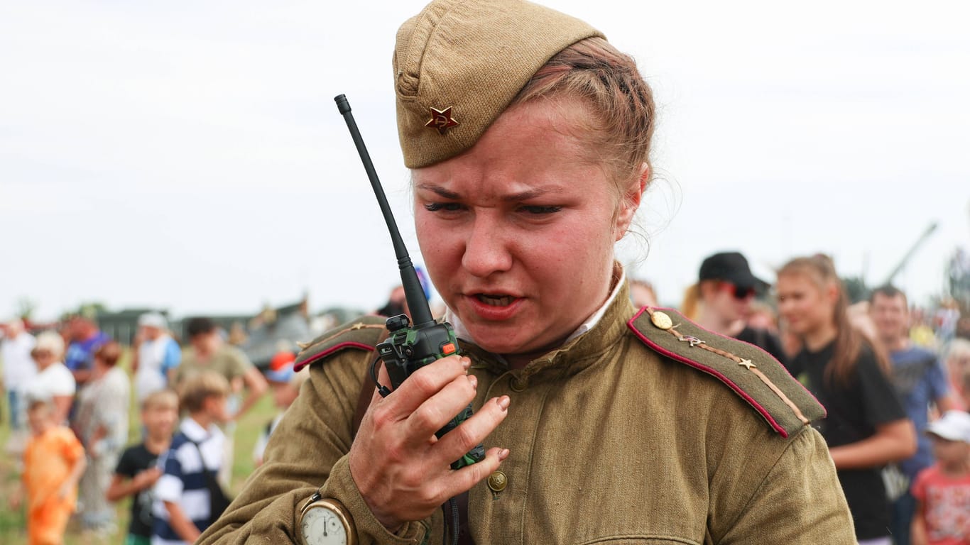 Eine Frau trägt eine Uniform aus dem Zweiten Weltkrieg. Bei dieser russischen "Soldatin" handelt es sich um eine Kostümdarstellerin (Archivbild).
