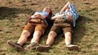 Zwei Betrunkene schlafen auf dem sogenannten Kotzhügel ihren Rausch aus (Symbolbild): Bei der Werbung handelt es sich um Satire.