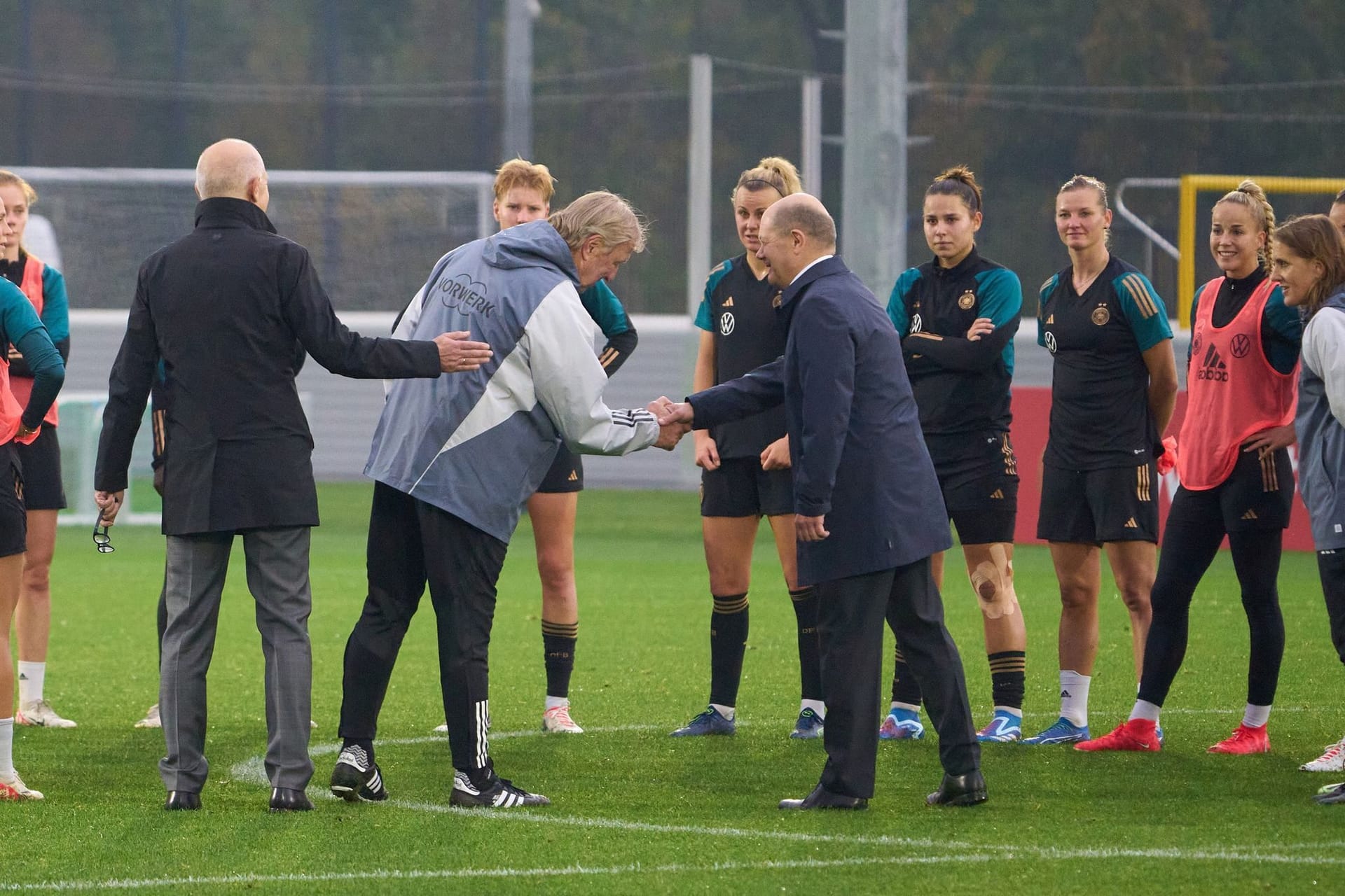 Scholz besucht Training der DFB-Frauen