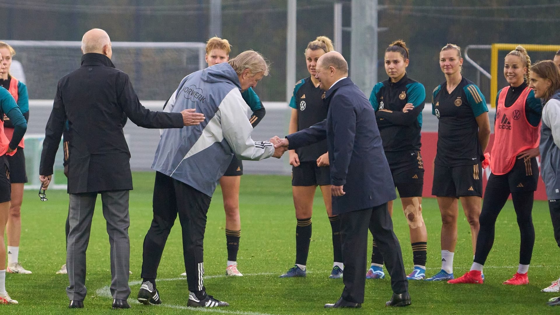 Scholz besucht Training der DFB-Frauen