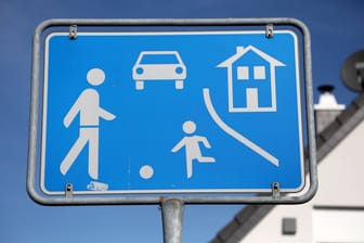 Ein Schild zeigt einen Verkehrsberuhigten Bereich an (Symbolbild): Die Frau war aufgrund eines fehlenden Gehwegs auf der Straße unterwegs.