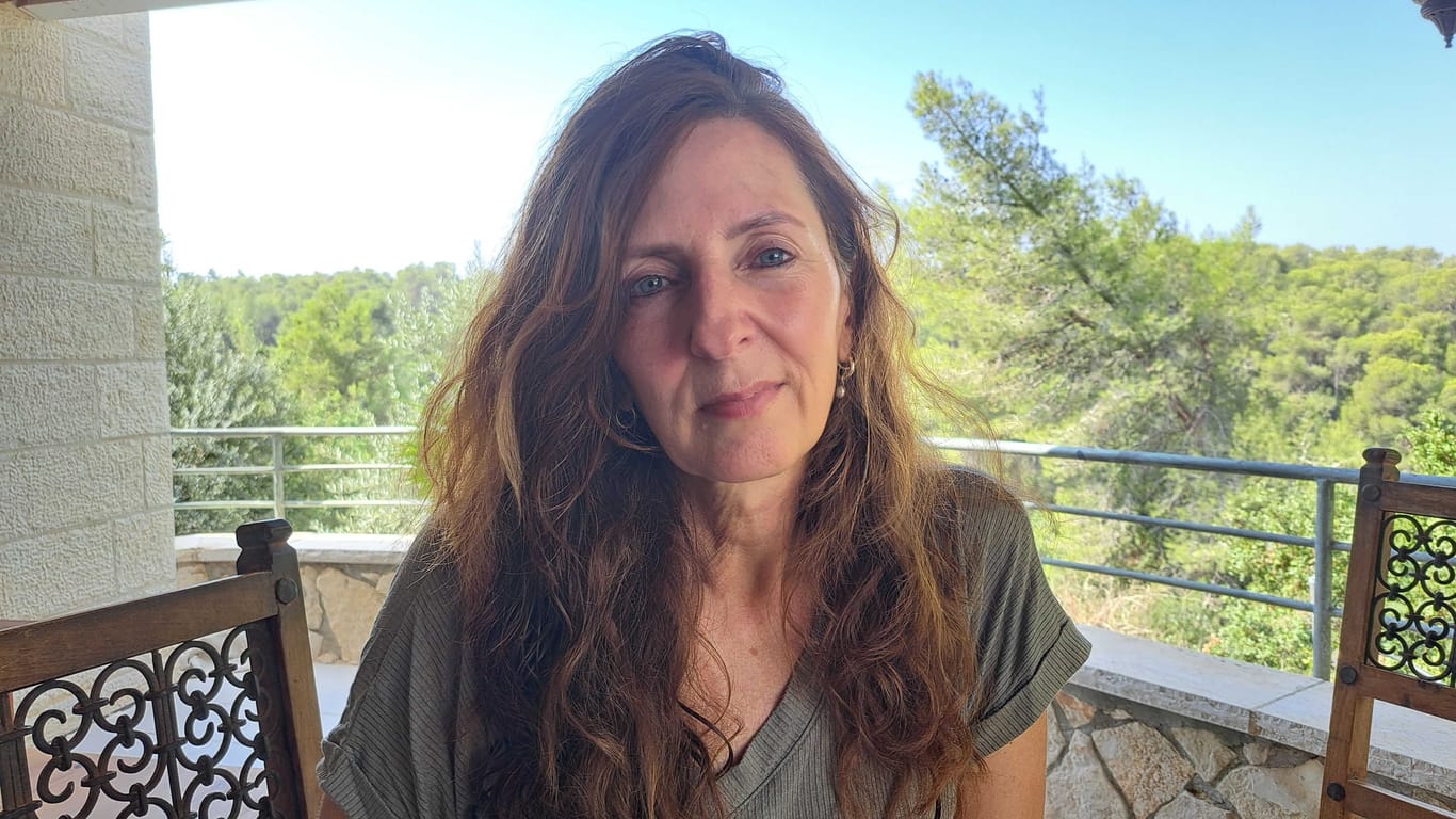 Ricarda Louk auf ihrem Balkon in Sregim: "Ich weiß nicht, wie lange ich das noch aushalten soll"